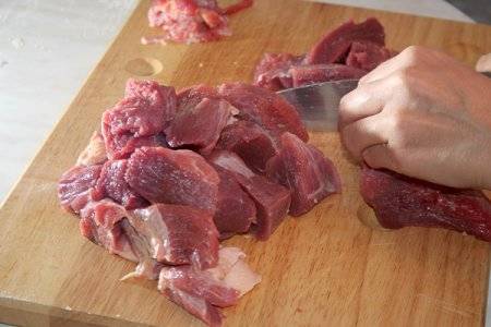 Мясо порежьте на куски и прокрутите через мясорубку.