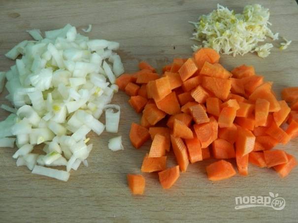 4. Морковь, репчатый лук и чеснок чистим. А затем лук нарезаем мелко, чеснок трем на мелкой терке, а морковь нарезаем небольшими кусочками.