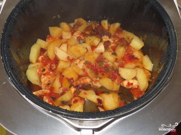 6. Готовьте, используя режим «Тушение», до мягкости картофеля. 