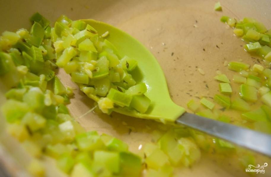 3. Сначала обжариваем кабачок с чесноком и специями. Жарятся все овощи на растительном масле.