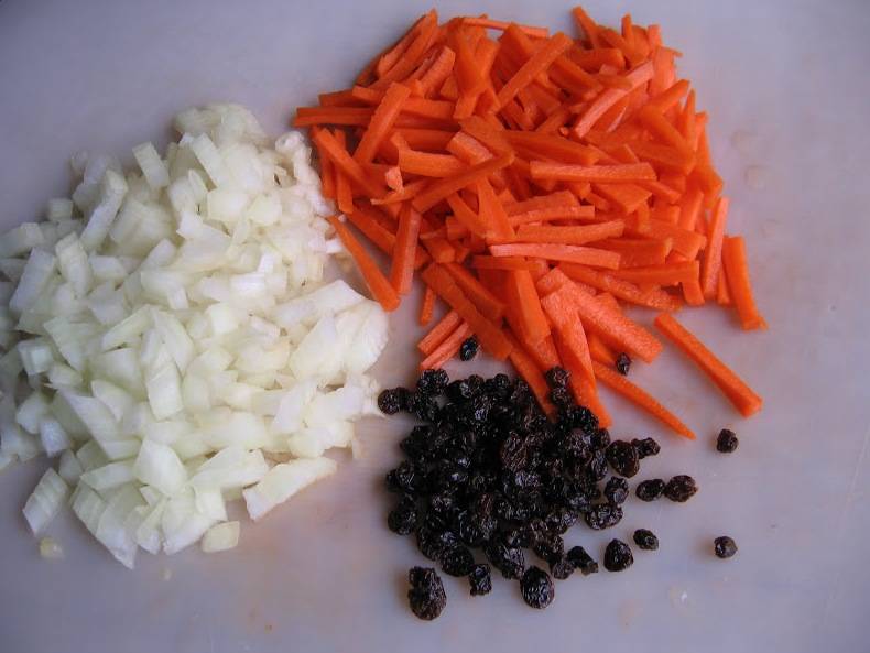 Морковь нарезаем на тонкие длинные брусочки, лук мелко измельчаем.