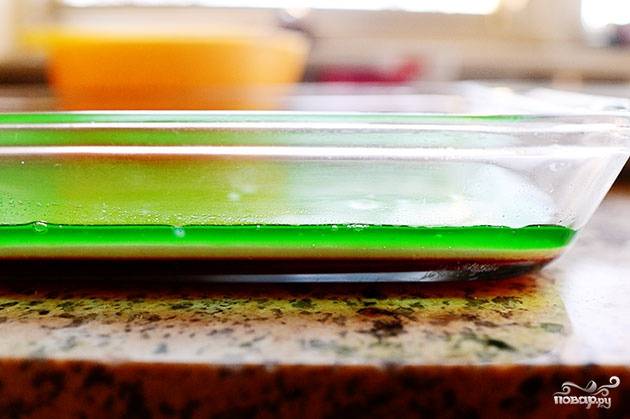 Когда молочный слой слегка застынет (он застывает быстрее, чем цветной), выливаем наверх аналогичным образом приготовленный слой зеленого желе (из лайма). Вновь ставим в холодильник.