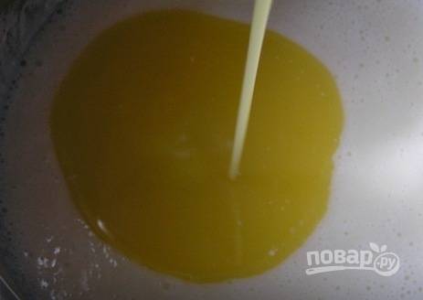 2. Вливаем растопленное сливочное масло и продолжаем взбивать.