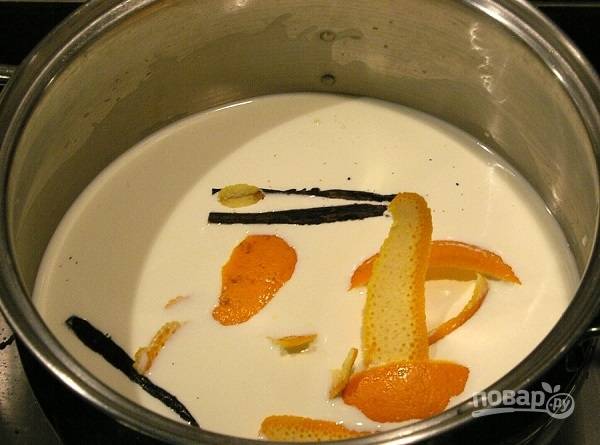 4. В кастрюльку влейте молоко и сливки. Добавьте ваниль (можно добавить и палочку, ваниль из которой использовали в тесто) и цедру апельсина. Доведите до кипения.