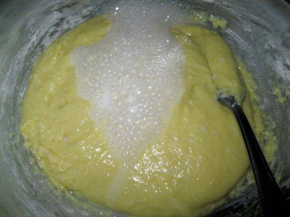 Разбиваем в миску яйца и тщательно все перемешиваем, затем добавляем в тесто гашеную уксусом соду и соль. 