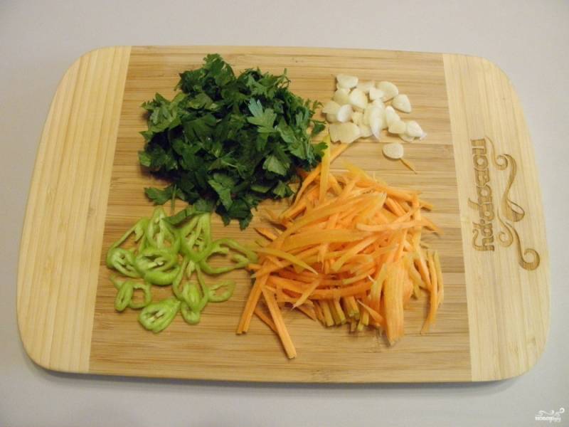 Морковь натрите на крупной терке, чеснок порежьте слайсами, перец - полукольцами, а зелень просто мелко.