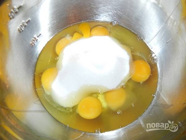 6. Для приготовления начинки соедините яйца с сахаром, взбейте их до однородности. Для аромата можно добавить ванильный экстракт. 