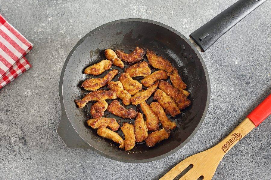 Обваляйте кусочки филе в сухарях и обжарьте с двух сторон на среднем огне до готовности.