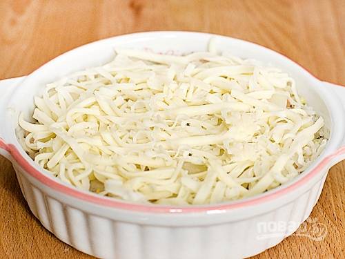 5. Поместите рис с овощами в форму для запекания. Посыпьте натертым сыром и запекайте в духовке 20-25 минут при 200 градусов.