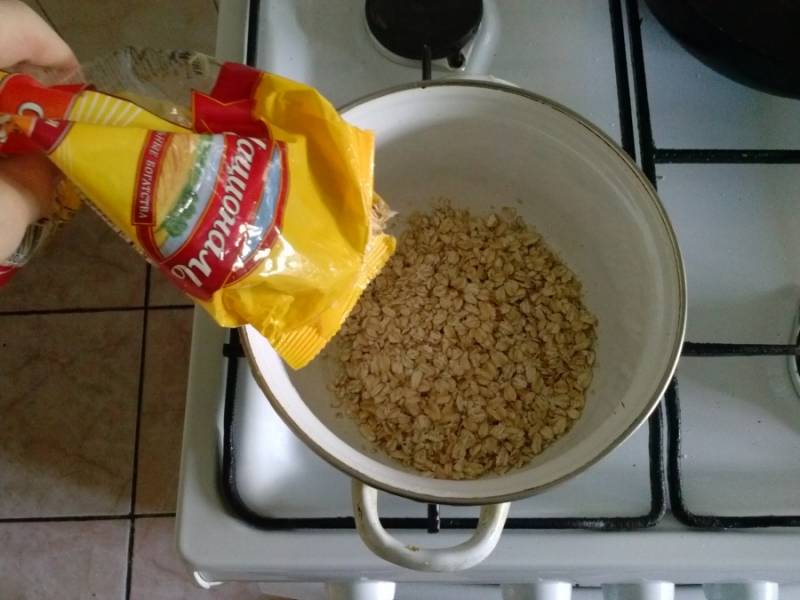 Овсяночку засыпаем в кастрюлю.