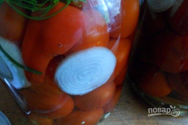Плотно переложите помидоры в банки. Добавьте к ним болгарский перец кусочками, а также лук, нарезанный кольцами. Залейте овощи кипятком на 15 минут.