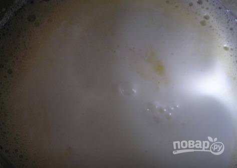 1. Взбиваем яйца с сахаром, добавляем соль, ванилин (по вкусу) и разрыхлитель. Вливаем кефир и продолжаем взбивать.