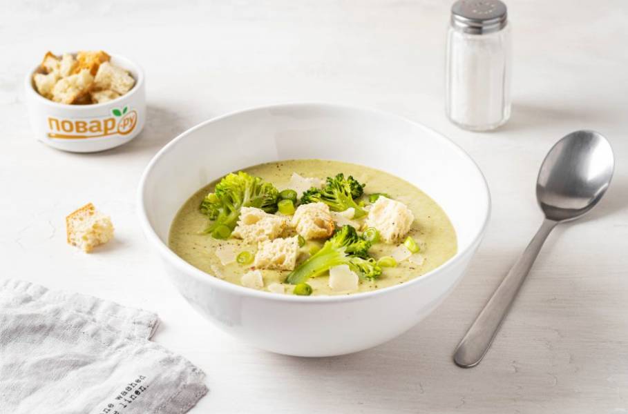 Суп-пюре с брокколи и плавленым сыром готов. Подавать его можно с сухариками, свежей зеленью или семечками. Приятного вам аппетита!