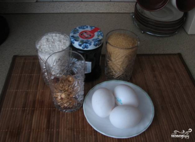 1. Взбейте охлажденные яйца с сахаром. Добавьте ванильный сахар. В полтора стакана муки всыпьте разрыхлитель и немного соли. Все соедините со взбитыми яйцами.