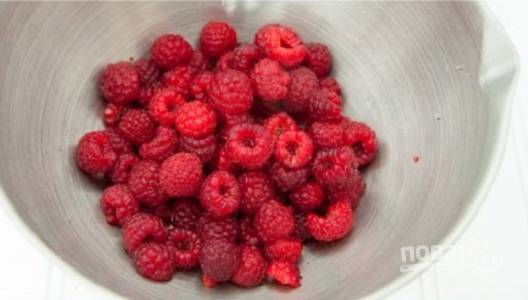 6. Подготовьте ягоды, если будете их использовать. Взбейте их в блендере с сахаром или джемом, например. 