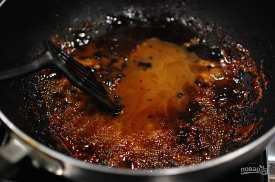 8.	Удалите мясо со сковороды, влейте немного воды к образовавшемуся соусу (1/4-1/2 стакана). 