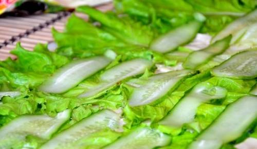 На листья салата выложите тонко нарезанный огурец.