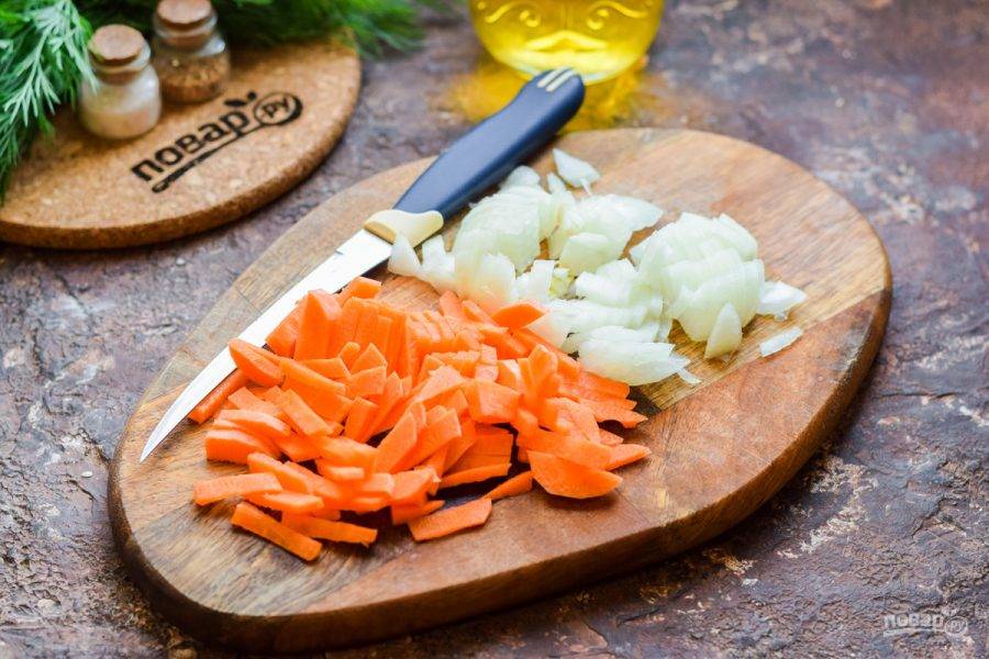 Морковь и лук очистите, вымойте и просушите. Нарежьте лук небольшими кубиками, морковь нарежьте брусочками.