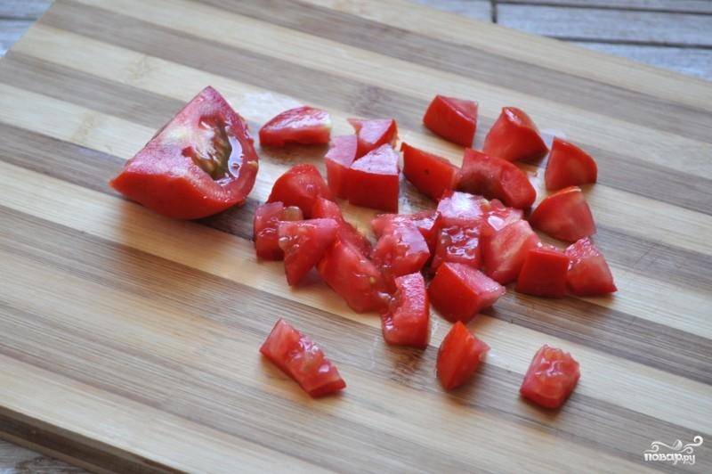 4.	Помидор также вымойте и нарежьте кубиками. Жидкость с помидора уберите, в салате она нам ни к чему, поэтому лучше выбирать плотные мясистые плоды.