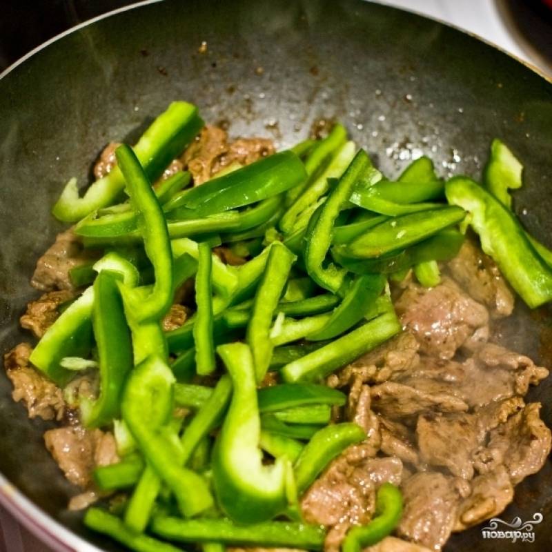 Добавляем к мясу нарезанный перец.