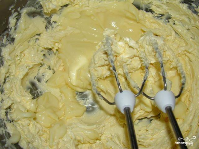 5. Добавьте остывший крем и взбейте все еще раз до однородности. Вот и все, нежный и очень вкусный крем "Пломбир" для торта в домашних условиях готов. 
