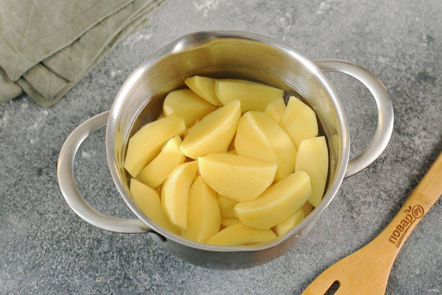 Картофель очистите, нарежьте на части, залейте водой и отварите до готовности.