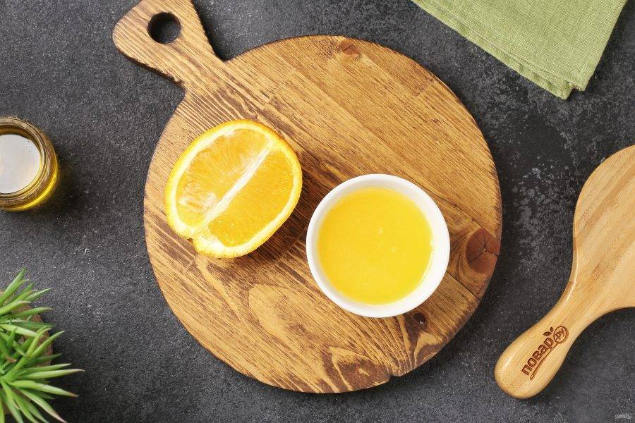 Апельсин промойте, разрежьте пополам и выдавите сок любым удобным способом, нам понадобится 50 мл.