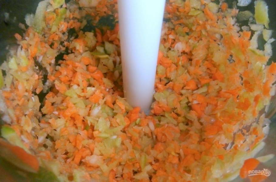 В блендере измельчите очищенный лук, корень петрушки и морковь. После этого потушите овощи в масле в течение 5 минут.