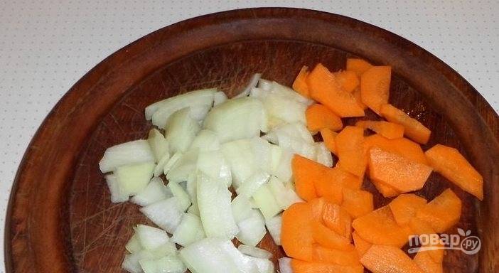 Лук и морковь очистите. Вымойте их и обсушите. Нарежьте овощи кусочками произвольной формы, кубиками или брусочками. 