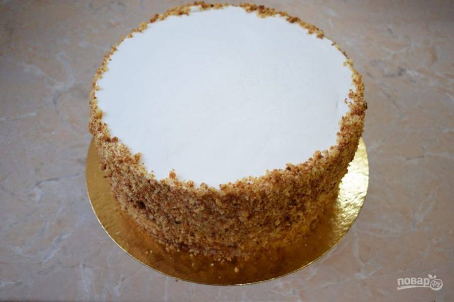 Обсыпать торт крошкой. Украшение торта бисквитной крошкой. Бисквитная крошка для украшения. Торт обсыпанный бисквитной крошкой. Бисквит украшенный бисквитной крошкой.