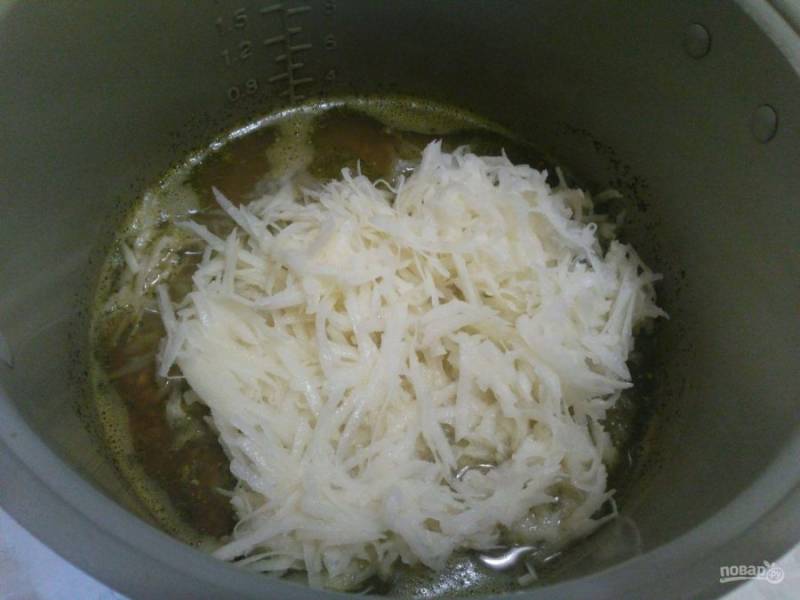 Картофель натрите на крупной тёрке и добавьте к крупе, перемешайте и готовьте кашу в течение 8-10 минут, установив режим "Крупы" или "Варка".