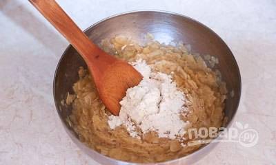 В глубокой миске смешайте миндаль, сахар, ванилин и белки. Затем растопите масло, влейте его следом. Перемешайте массу до однородности. Оставьте тесто на 6-8 часов в холодильнике.