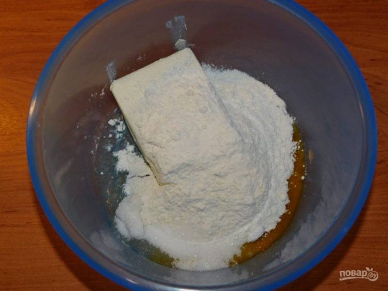 Для приготовления песочного теста соедините мягкое сливочное масло, яйцо, сахар. Добавьте муку и замесите тесто.