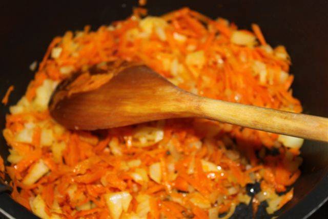 2. На сковороду налить немного растительного масла и хорошо разогреть. Отправить туда сначала лук и обжарить до прозрачности, затем добавить морковь. 