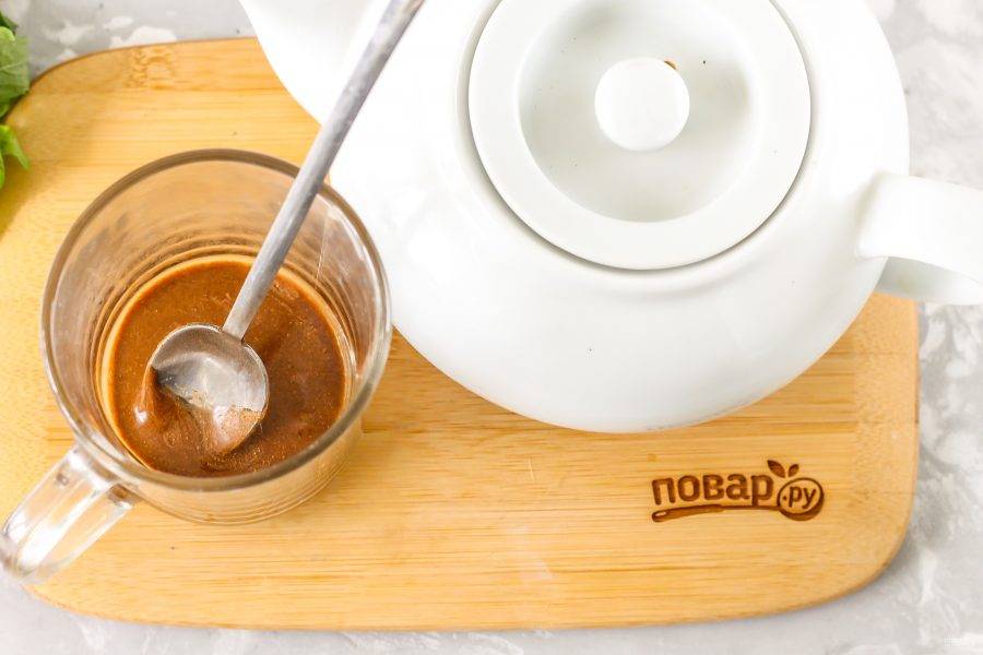 Спустя 10 минут в чашку выложите половину чайной ложки пасты из меда и корицы.