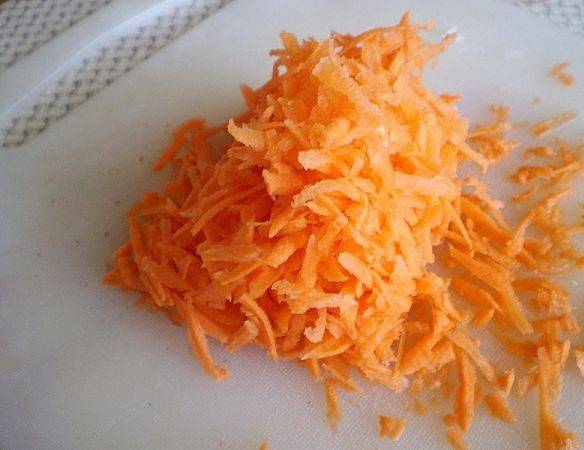Морковь чистим, моем и натираем на терке. Делим натертую морковь на две части.