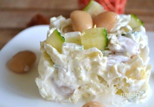 6. Салат из пекинской капусты с фасолью и яйцами готов! Подаем сразу после приготовления.