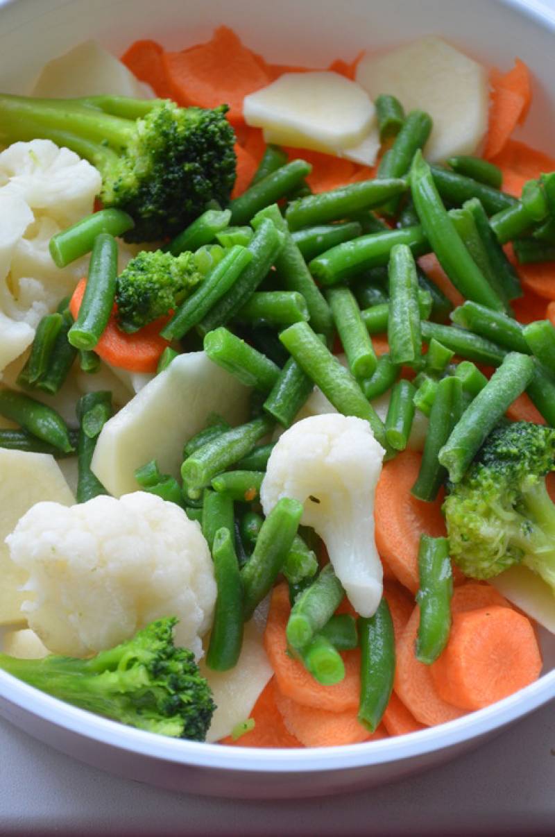 Остальные овощи нарезаем в произвольной форме - главное, чтобы куски были не слишком крупными. 