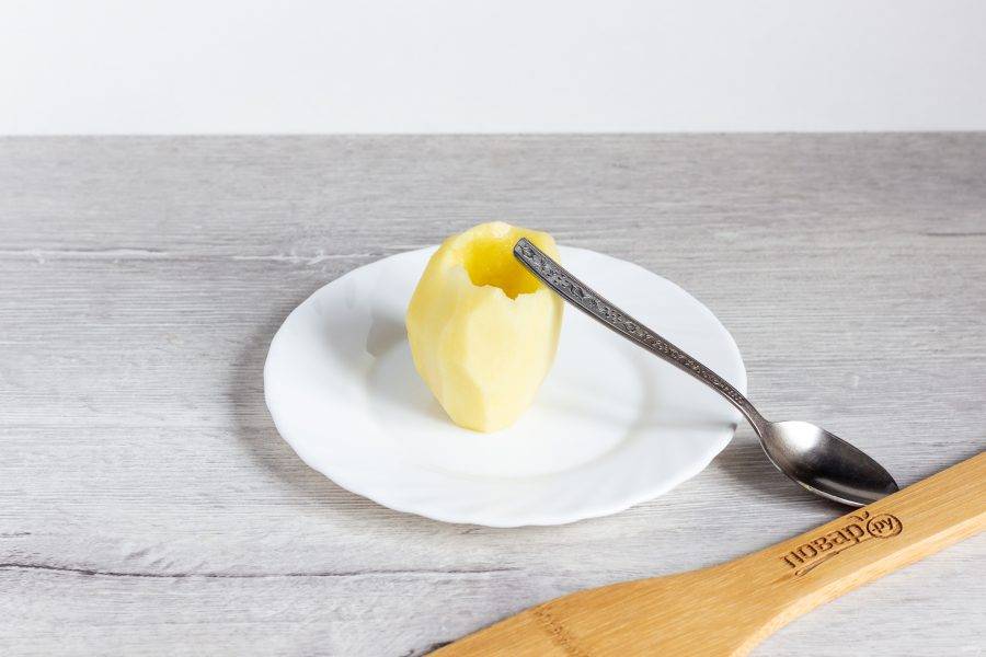 Картофель немного подрежьте с одного края, чтобы он был устойчив. Сделайте углубление для фарша с помощью обратной стороны чайной ложки или ножом. 