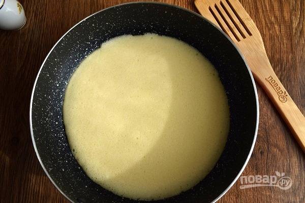 На сковороде растопите сливочное масло, вылейте на нее взбитые яйца и запекайте в разогретой духовке до готовности (минут 10-13).