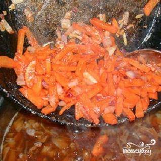4.	Приготовить овощную зажарку. Для этого в разогретом растительном масле обжарить лук и морковь и положить в суп.