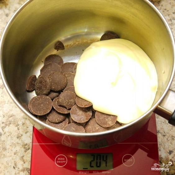 Теперь сделаем шоколадный крем. Для этого положим в кастрюльку оставшийся шоколад и сливки.