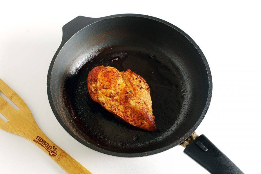 Обжарьте филе с двух сторон на разогретой сковороде с маслом, накрыв крышкой. Огонь должен быть небольшой, в процессе для пара можно добавлять немного водички.