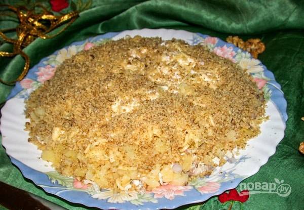 Украсьте салат измельчёнными орехами. Оставьте блюдо на 1-2 часа пропитаться в холодильнике. Приятного аппетита!