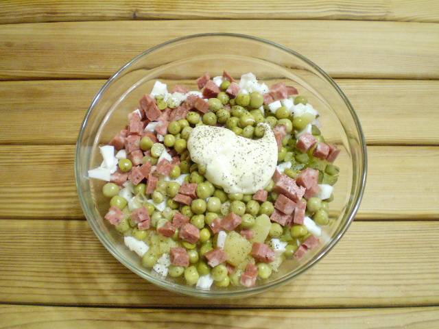 Сложите в салатник все ингредиенты салата, кроме оливок. Заправьте его солью, специями и майонезом.