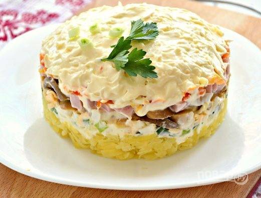 Салат с ветчиной, сыром и огурцами