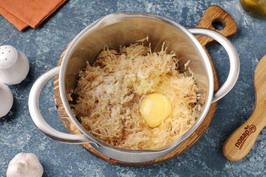 Добавьте яйцо (если яйца мелкие, то лучше два), пропущенный через пресс чеснок, соль и молотый перец по вкусу.