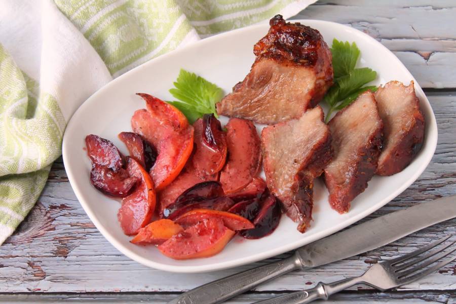Такого вы еще не пробовали: необычные рецепты приготовления мяса с фруктами и ягодами