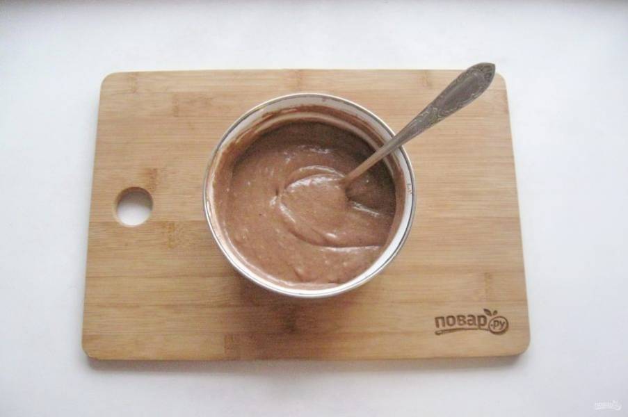 Разделите тесто на две части. В одну добавьте какао.