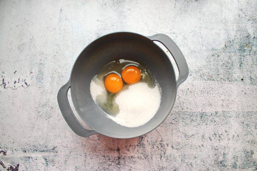 В миску разбейте яйца и всыпьте простой и ванильный сахар. 